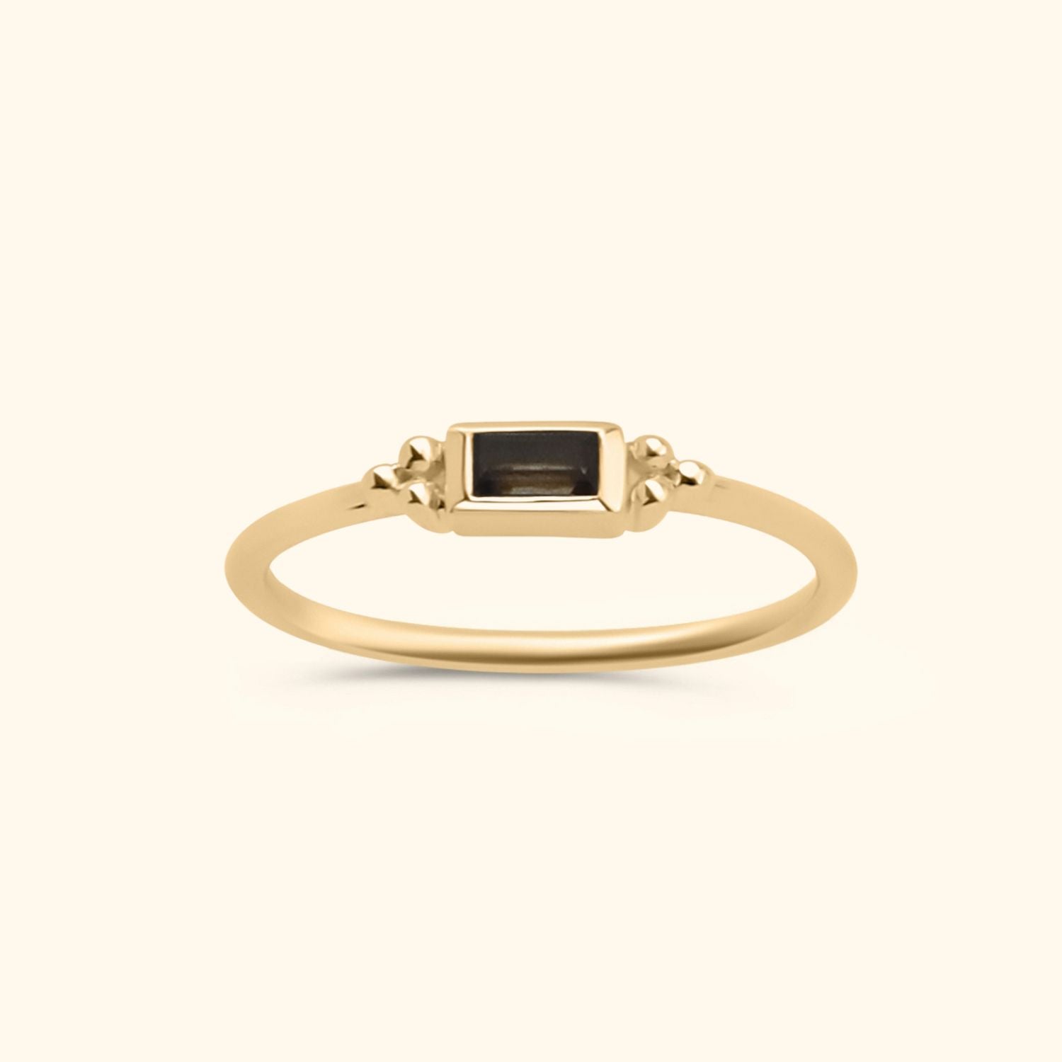 Gold plated brass ring met rechthoekige smoky quartz steen – Louise Smoky Baguette Ring, een elegante en tijdloze damesring.
